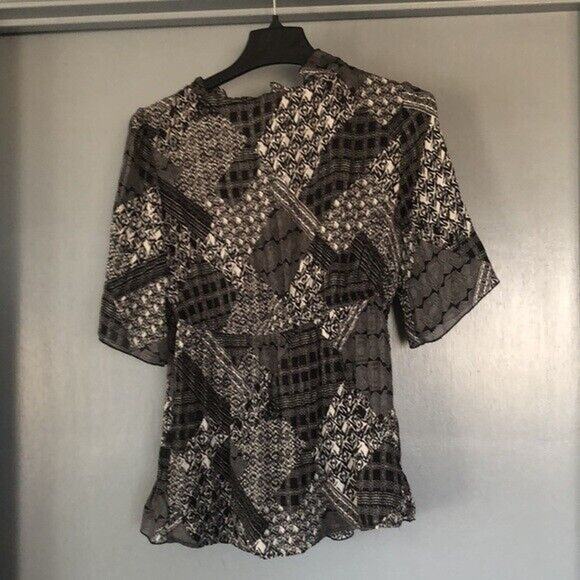 NY Collection Black White Print Ruffle V Neck Blouse Top Medium Short Sleeve - Picture 2 of 7